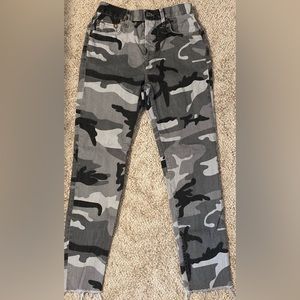 Re/Done Originals High Rise Ankle Crop Camo Jeans Size 26